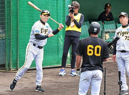 　小野寺（６０）に打撃指導する岡田監督（撮影・立川洋一郎）