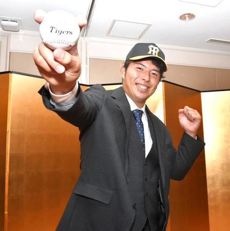 　仮契約を終えた阪神ドラフト２位の椎葉（撮影・石井剣太郎）