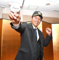 　仮契約を終えた阪神ドラフト２位の椎葉（撮影・石井剣太郎）