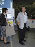 　２００９年、陽子夫人を伴ってプライベート旅行に出発するオリックス・岡田監督