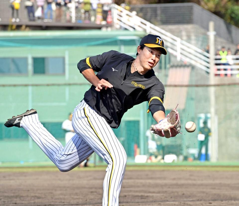 　投内連係で本塁へグラブトスする湯浅（撮影・立川洋一郎）