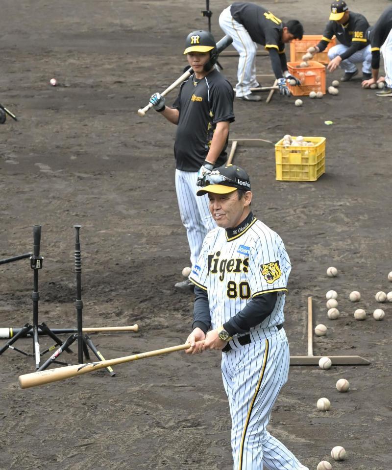 　小野寺（奥）に打撃指導する岡田監督（撮影・高部洋祐）