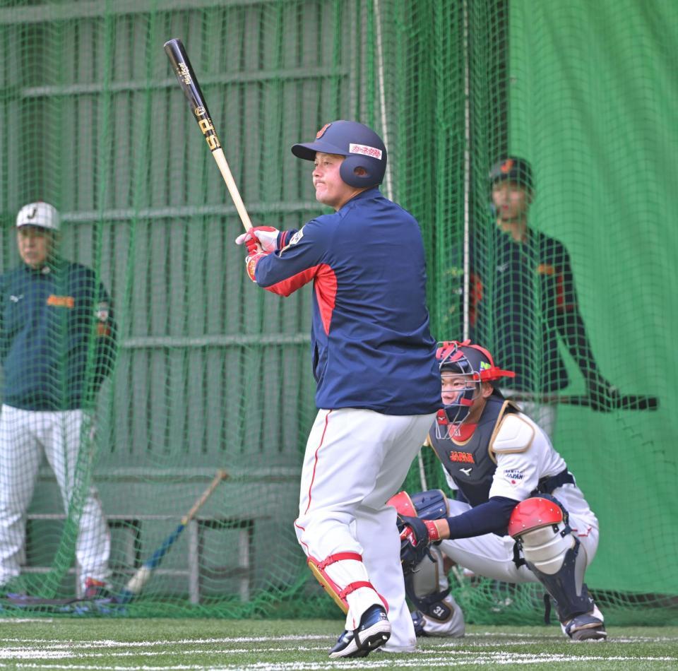 　ブルペンの打席に立つ牧（撮影・中田匡峻）