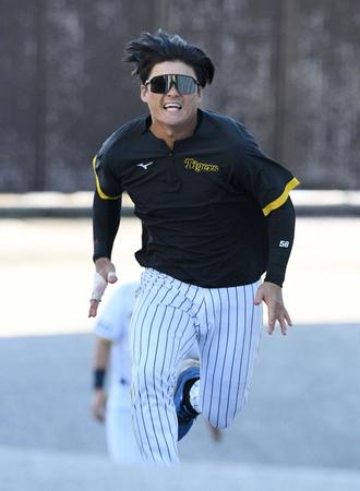 　坂道を駆け上がる前川（撮影・石井剣太郎）　