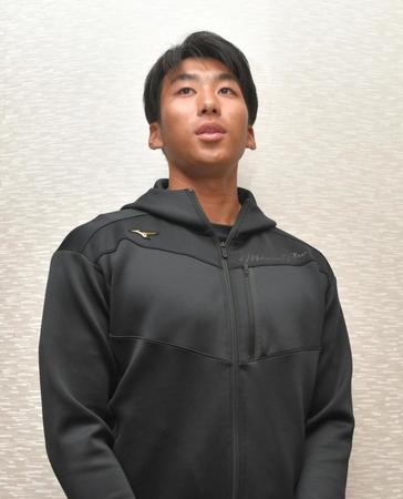 　契約更改を終え、取材に応じる茨木（撮影・石井剣太郎）