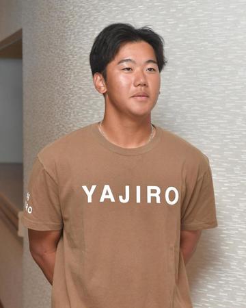 　契約更改を終え、取材に応じる門別（撮影・石井剣太郎）