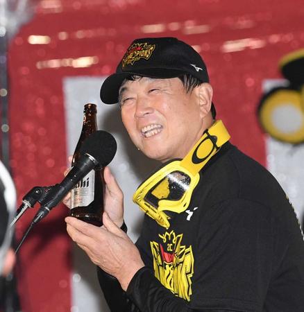 　ビールかけの締めで平田ヘッドコーチは「おつかれ生です」とＣＭの一言で笑いを取った＝１１月６日