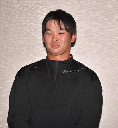 　支配下登録が決まり、契約更改後の取材の冒頭から喜びの表情を見せる野口（撮影・石井剣太郎）