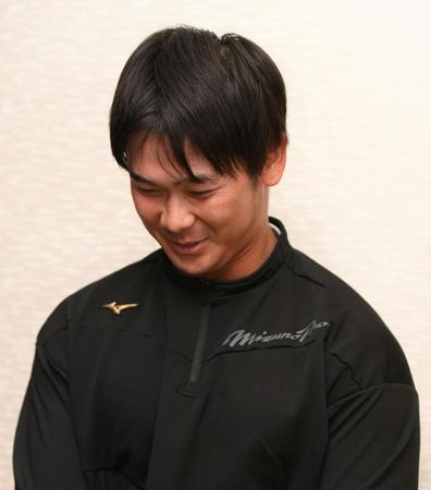 　支配下登録となり、喜びの表情で取材に応じる野口（撮影・石井剣太郎）