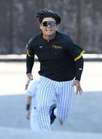 　坂道を駆け上がる前川（撮影・石井剣太郎）　