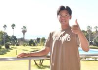 　契約更改を終え、笑顔でポーズを決める門別（撮影・石井剣太郎）