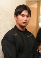 　契約更改を終え、取材に応じる野口（撮影・石井剣太郎）