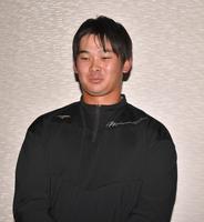 　支配下登録が決まり、契約更改後の取材の冒頭から喜びの表情を見せる野口（撮影・石井剣太郎）