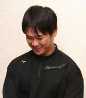 　支配下登録となり、喜びの表情で取材に応じる野口（撮影・石井剣太郎）