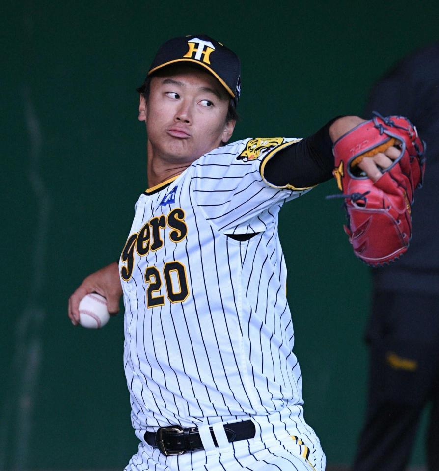 　力強く投げ込む森木