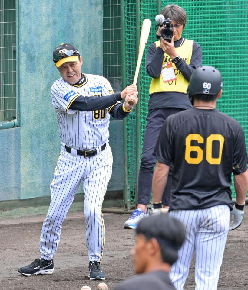 　小野寺（６０）に打撃指導する岡田監督（撮影・立川洋一郎）