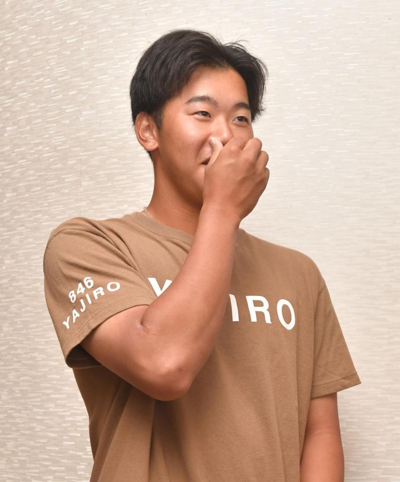 　契約更改を終え、取材で笑顔を見せる門別（撮影・石井剣太郎）