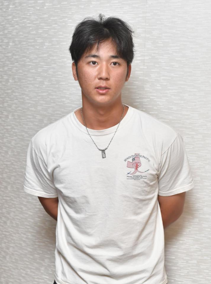 　契約更改を終え、取材に応じる井坪（撮影・石井剣太郎）