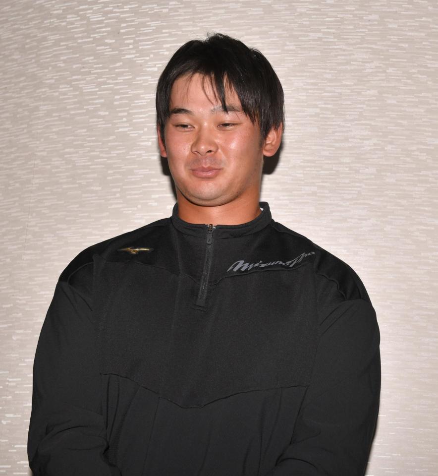 　支配下登録が決まり、契約更改後の取材の冒頭から喜びの表情を見せる野口（撮影・石井剣太郎）