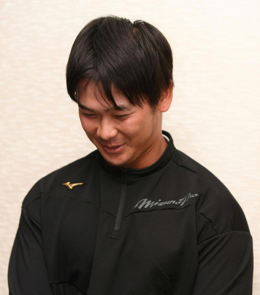 　支配下登録となり、喜びの表情で取材に応じる野口（撮影・石井剣太郎）