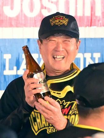 　ビールかけの締めは平田ヘッド！！「おつかれ生です」とＣＭの一言で笑いを取った＝１１月５日