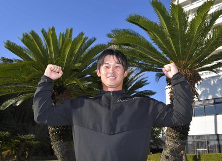 　契約更改を終え、笑顔でポーズを決める野口（撮影・石井剣太郎）