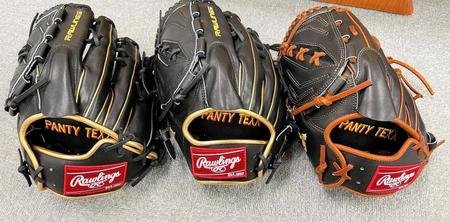 　伊藤将が今年使用するグラブ（左、右）と昨季モデル（真ん中）。