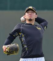 　キャッチボールをする伊藤将（撮影・立川洋一郎）