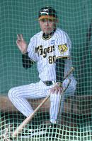 　ブルペンで投球練習を見守る岡田監督（撮影・石井剣太郎）