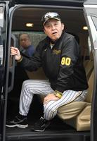 　球場から引き揚げる岡田監督（撮影・石井剣太郎）