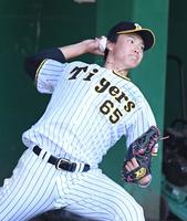 　ブルペンで投げ込む湯浅（撮影・石井剣太郎）