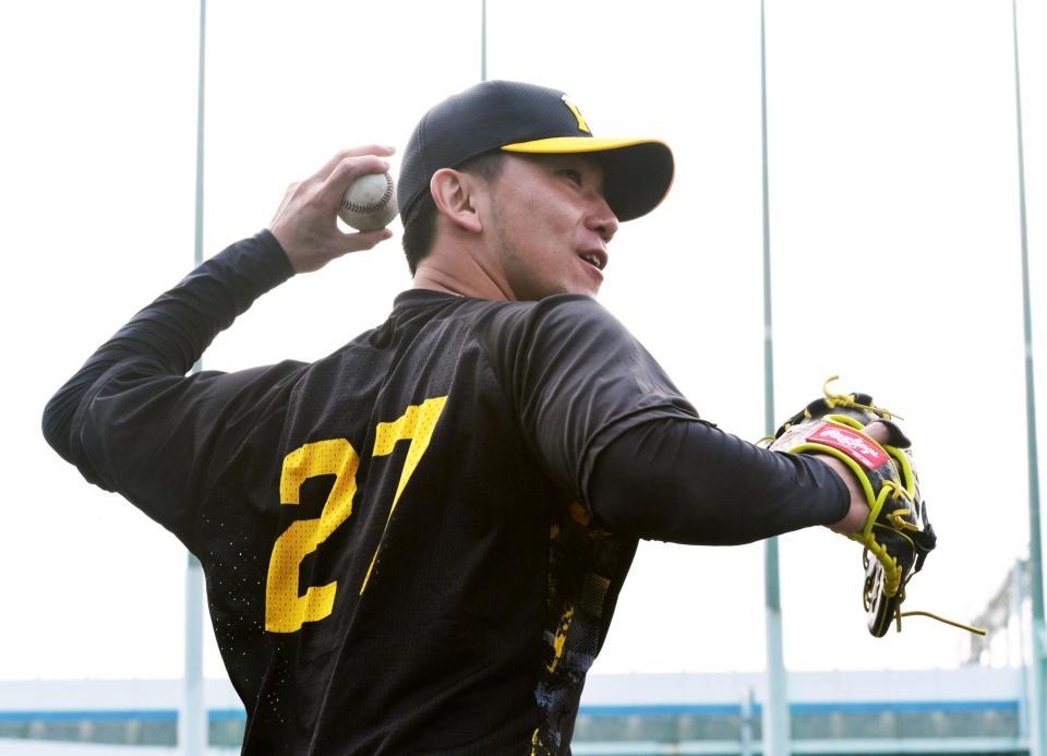 　ノックを受けて返球する伊藤将（撮影・立川洋一郎）