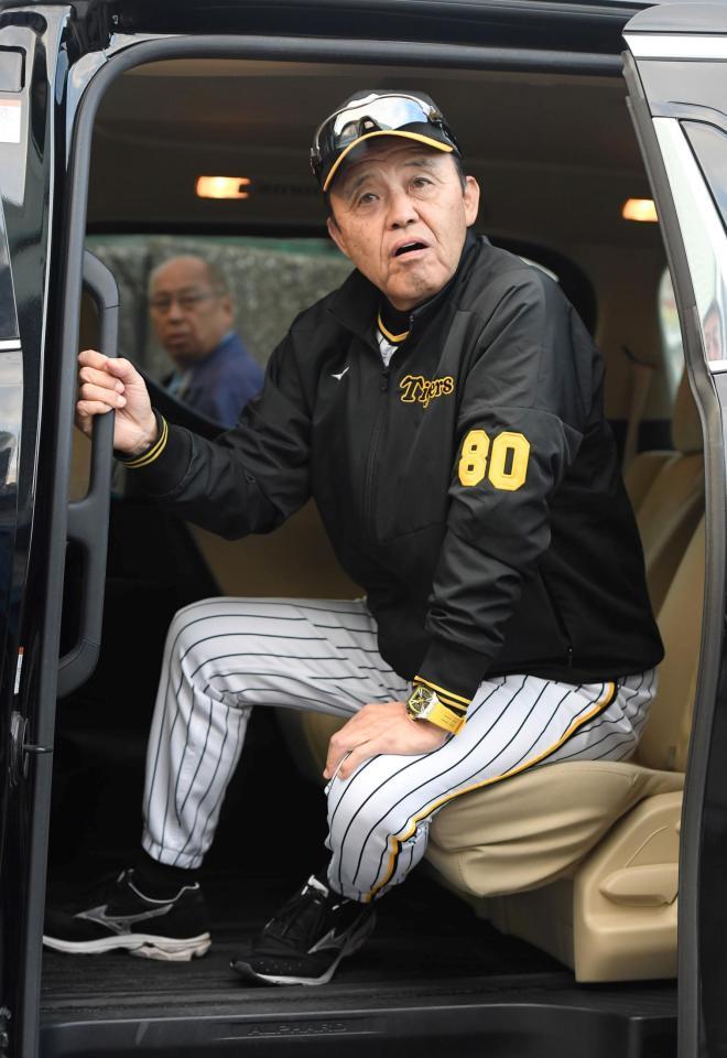 　球場から引き揚げる岡田監督（撮影・石井剣太郎）