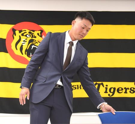 契約更改交渉を終え、会見した高浜（撮影・北村雅宏）