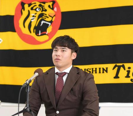 契約更改交渉を終え、会見する遠藤（撮影・北村雅宏）