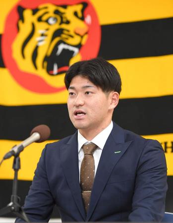 契約更改交渉を終え、会見する伊藤稜（撮影・北村雅宏）