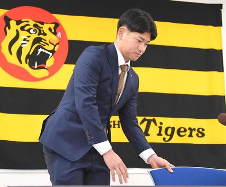 契約更改交渉を終えた伊藤稜（撮影・北村雅宏）