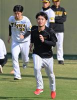 　走り込んで汗を流す伊藤将（撮影・立川洋一郎）