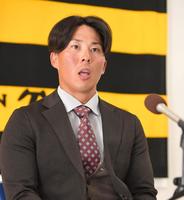 　契約更改交渉を終え、会見する片山（撮影・北村雅宏）