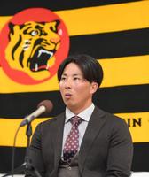 　契約更改交渉を終え、会見する片山（撮影・北村雅宏）