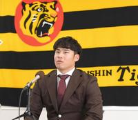 契約更改交渉を終え、会見する遠藤（撮影・北村雅宏）