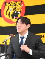 契約更改交渉を終え、会見する小川（撮影・北村雅宏）