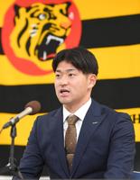 契約更改交渉を終え、会見する伊藤稜（撮影・北村雅宏）