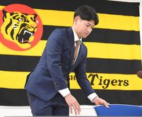 契約更改交渉を終えた伊藤稜（撮影・北村雅宏）