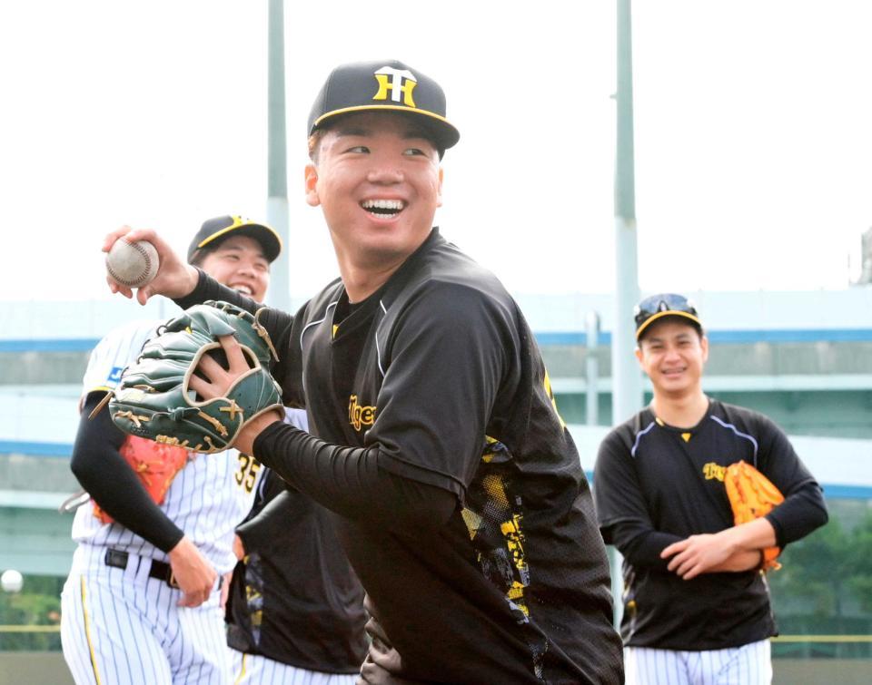 　笑顔を見せてノックを受ける村上