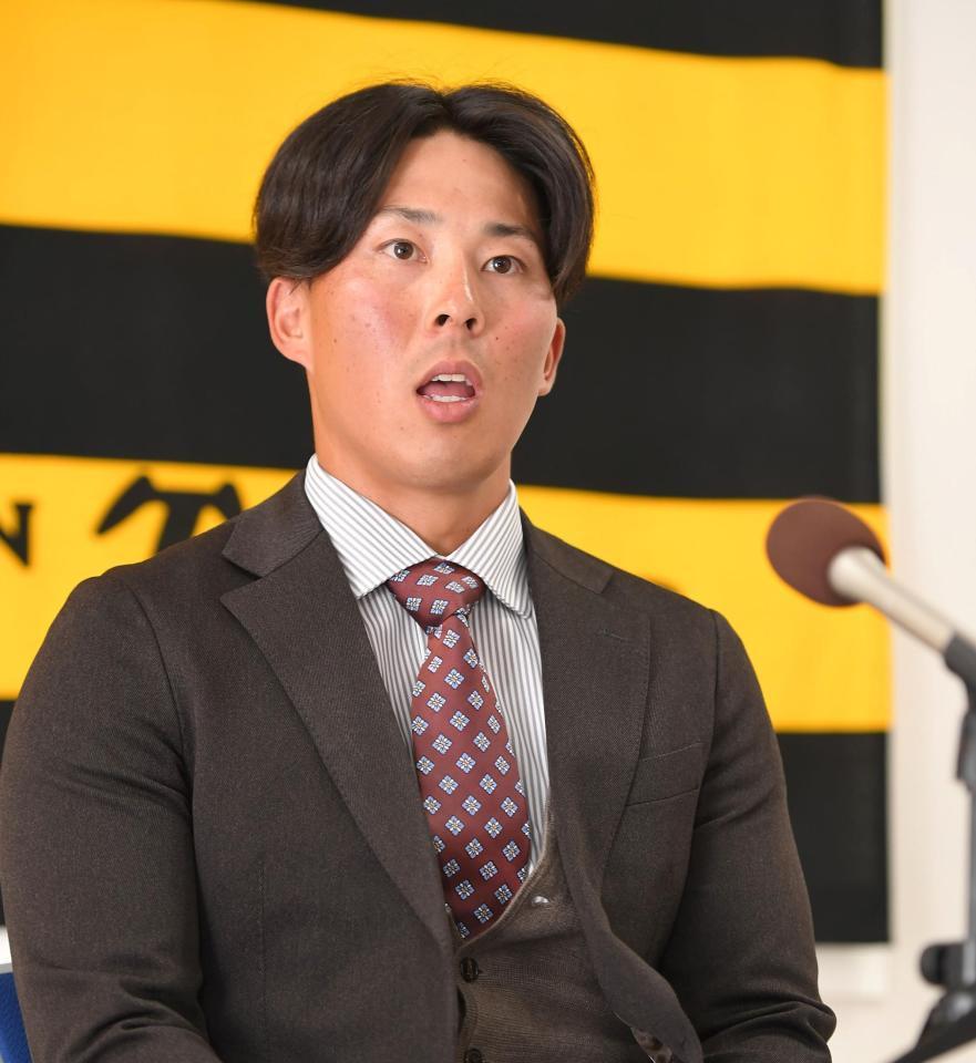 　契約更改交渉を終え、会見する片山（撮影・北村雅宏）