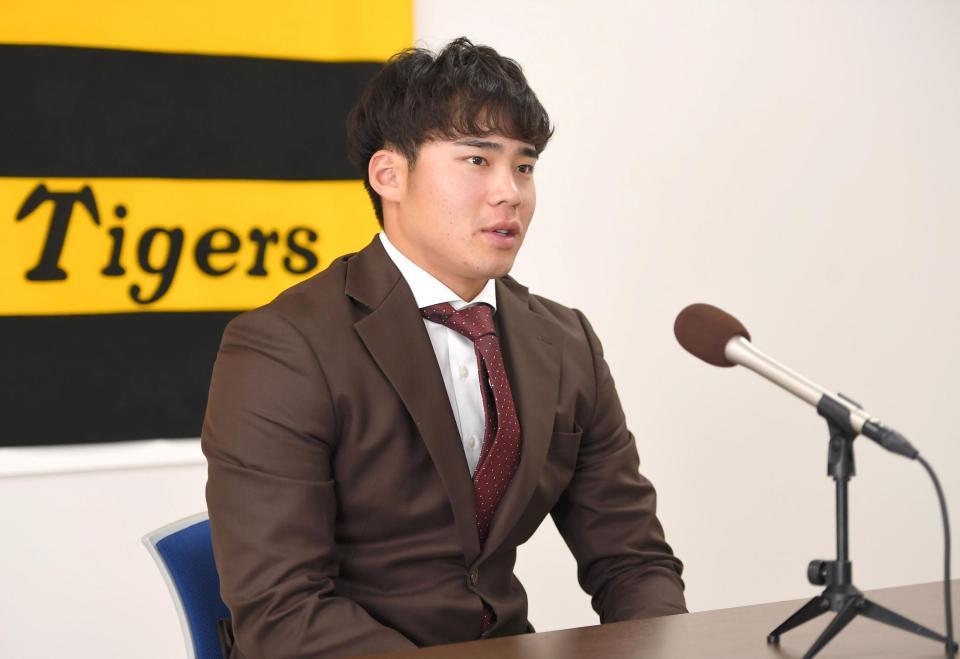 契約更改交渉を終え、会見する遠藤（撮影・北村雅宏）