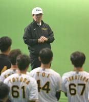 　練習前にナインに訓示する杉山健博オーナー（撮影・高部洋祐）