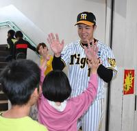 　小学生と笑顔でタッチする青柳（撮影・金田祐二）