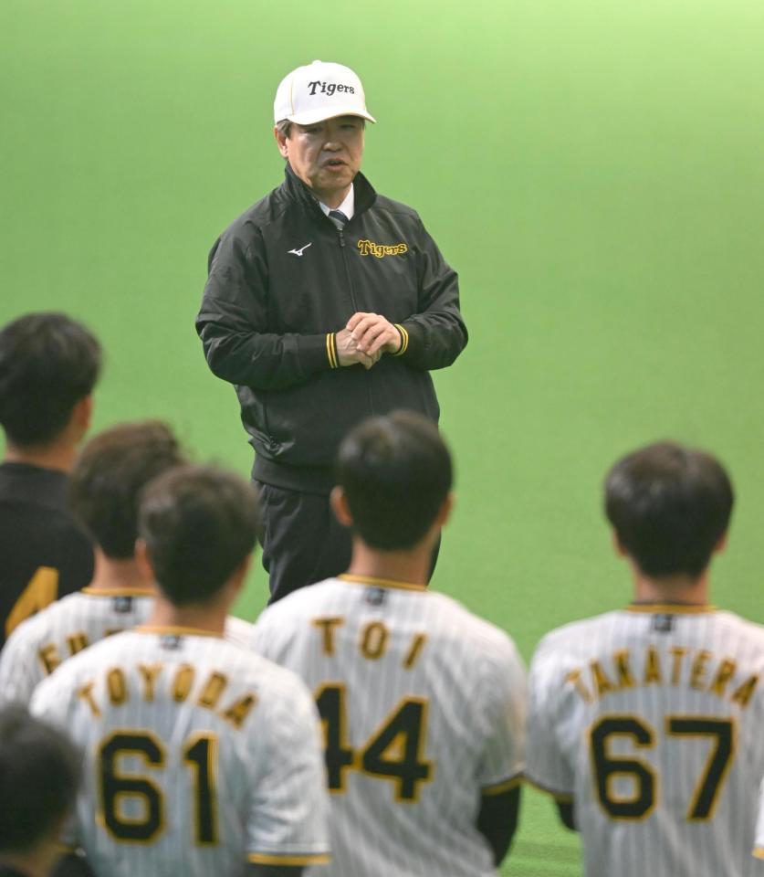 　練習前にナインに訓示する杉山健博オーナー（撮影・高部洋祐）